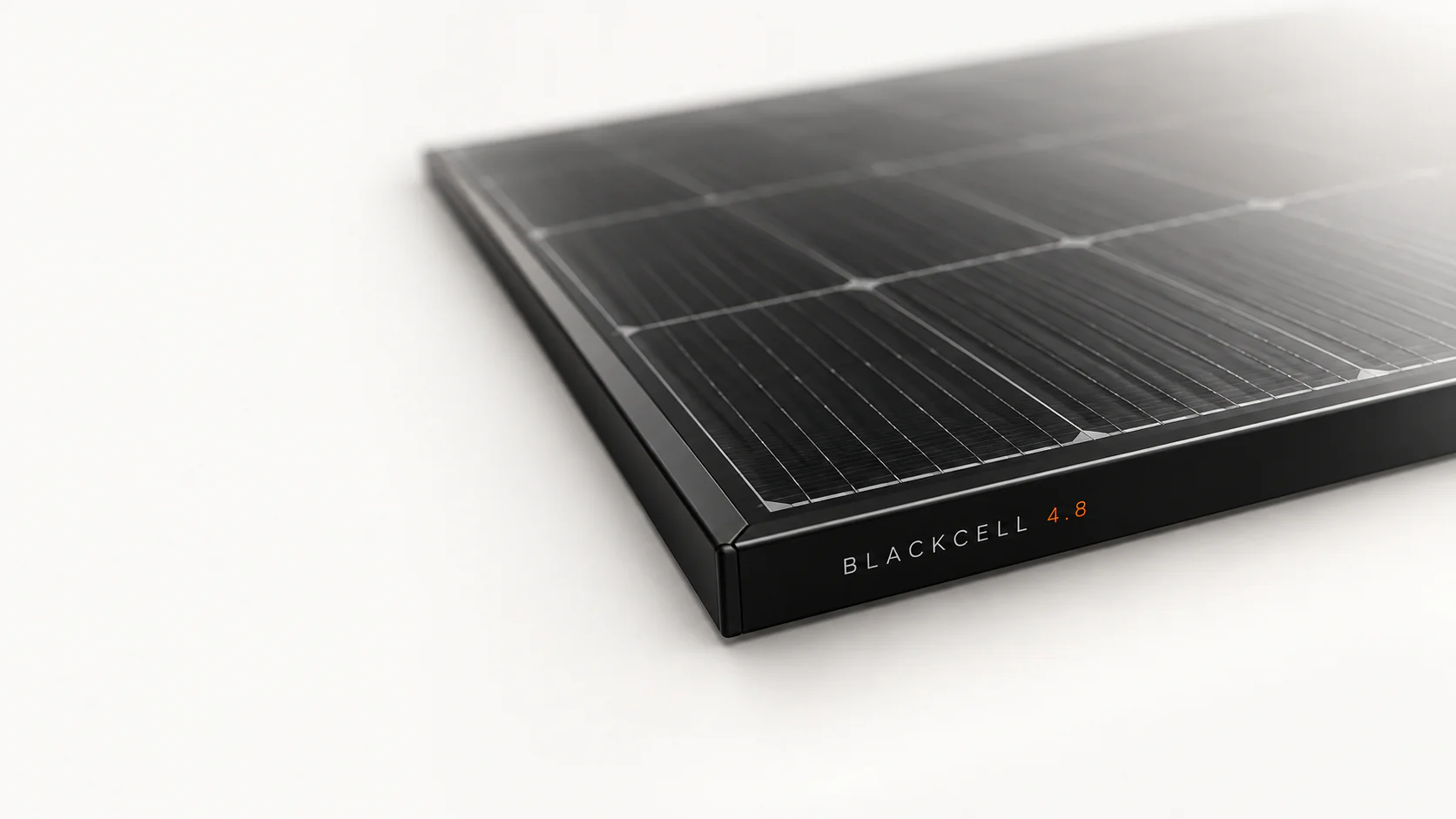 Detail eines schwarzen BLACKCELL-Solarmoduls